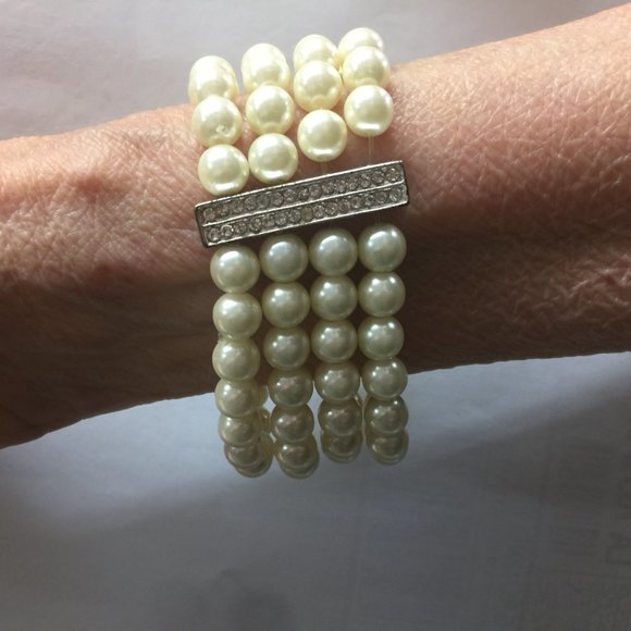 Costume Jewelry Peral Bracelet - Picture 6 of 9